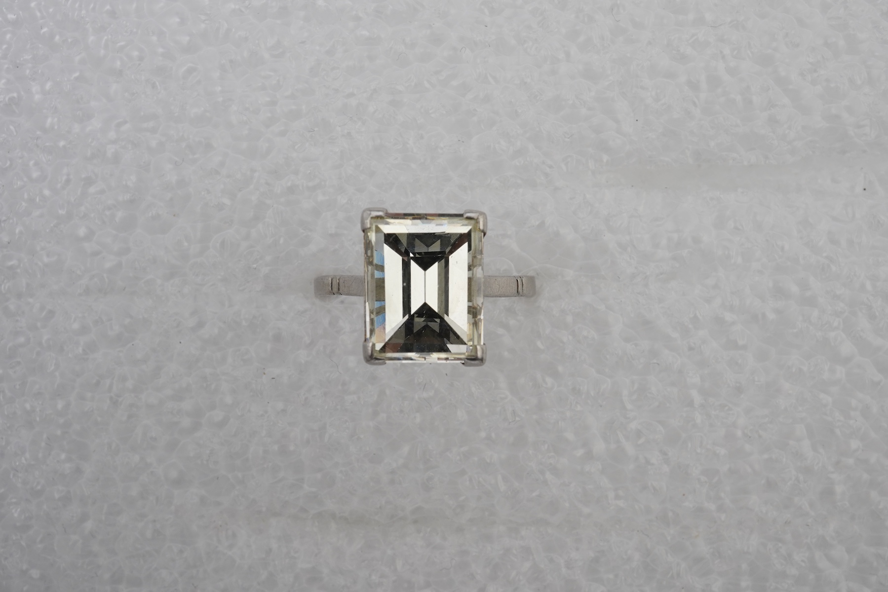 An Art Deco diamond solitaire ring, 1930s